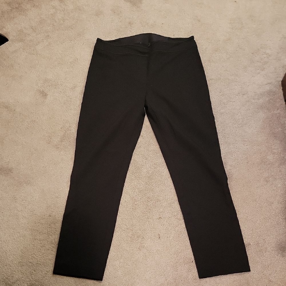 Elie Tahari Women's Black Pants pull on no pockets . Sz med